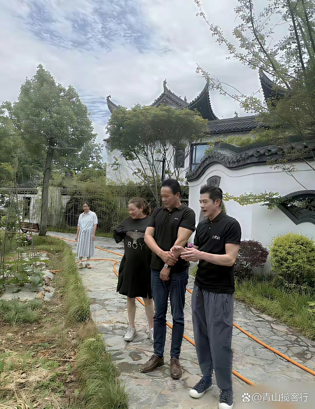 方媛的舅舅才是她的靠山！每次她带郭富城回老家，都住舅舅那。大家都紧盯着方媛“天王嫂”的身份，其实她真