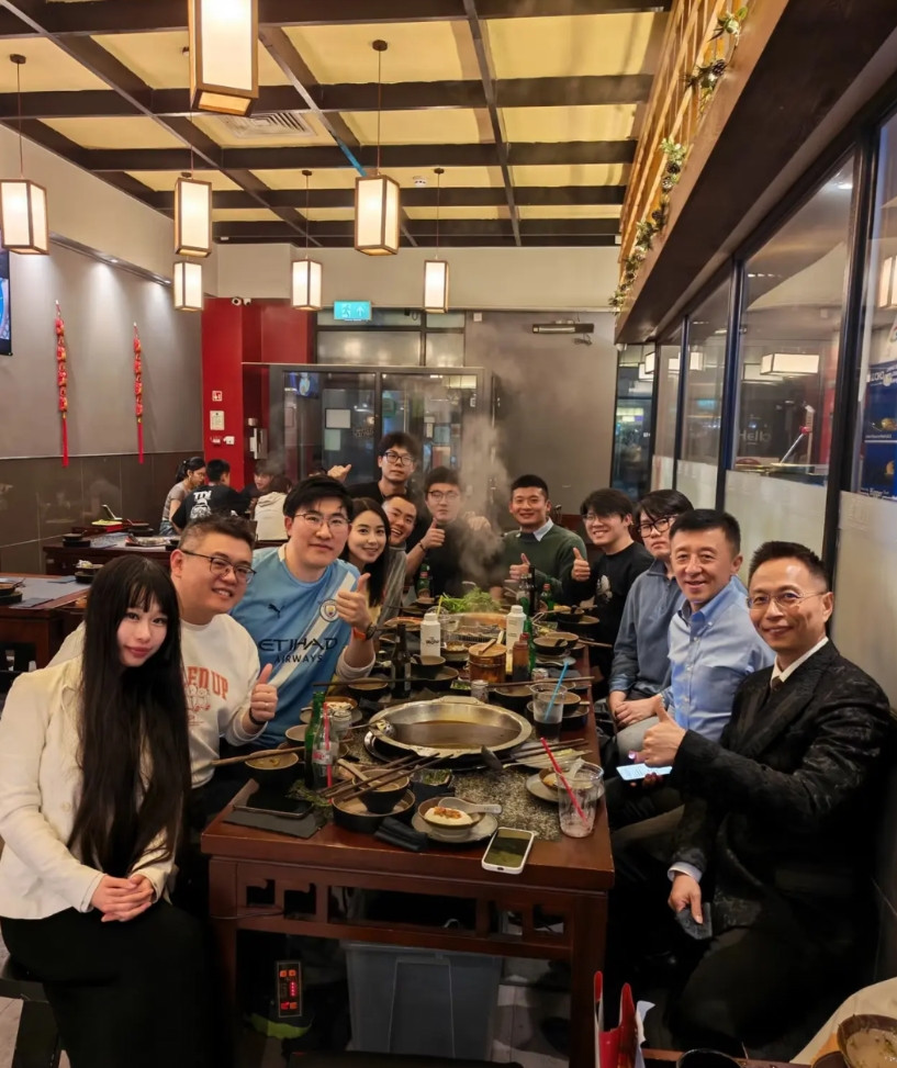 心碎的詹俊，去了英国跟一群其他球队的球迷吃了一顿利物浦0-3曼城的比赛，或许