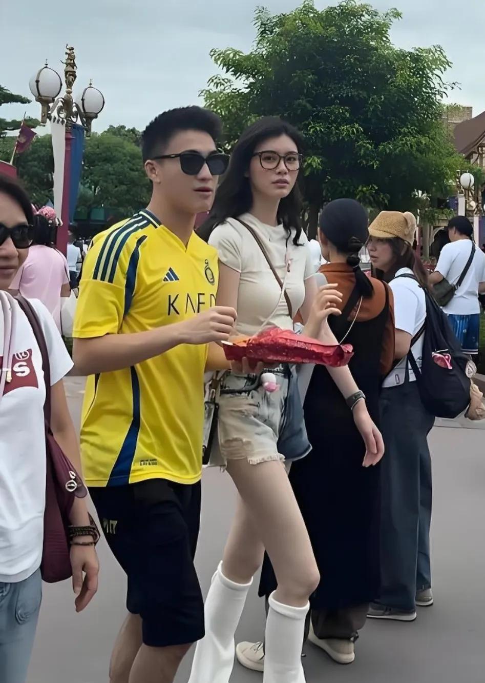 这张照片拍摄于2024年，中国内地女模特奚梦瑶和丈夫何猷君在迪士尼游玩时的合影。