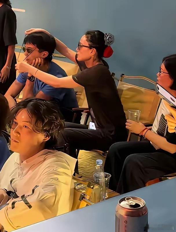 难怪王菲不再顾及谢霆锋的感受，频繁与男闺蜜公开亲密互动了！路人镜头下，谢霆锋已经