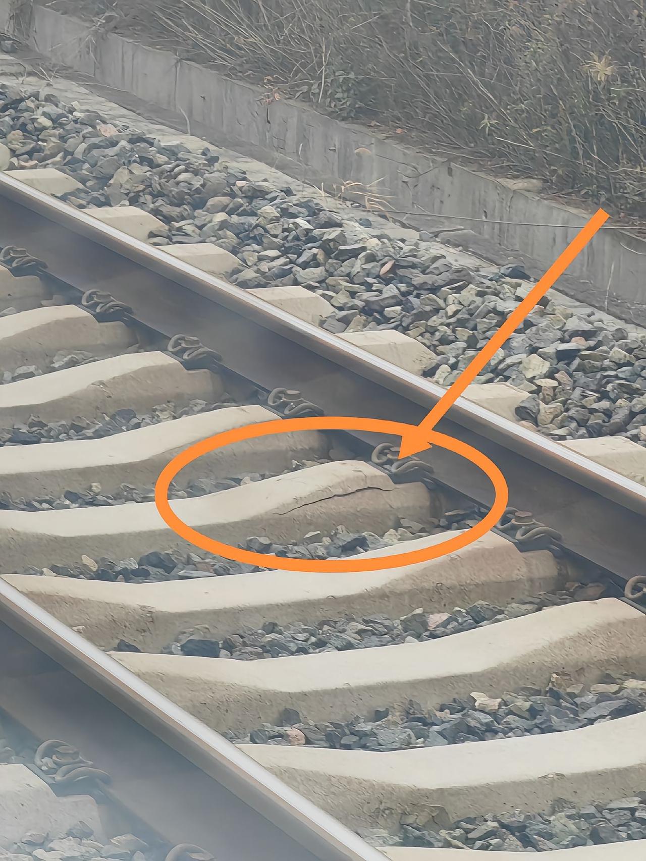 今天坐车路过时，无意中拍到一张照片。图上橙色圈出的地方，轨枕（就是下面那块水泥墩