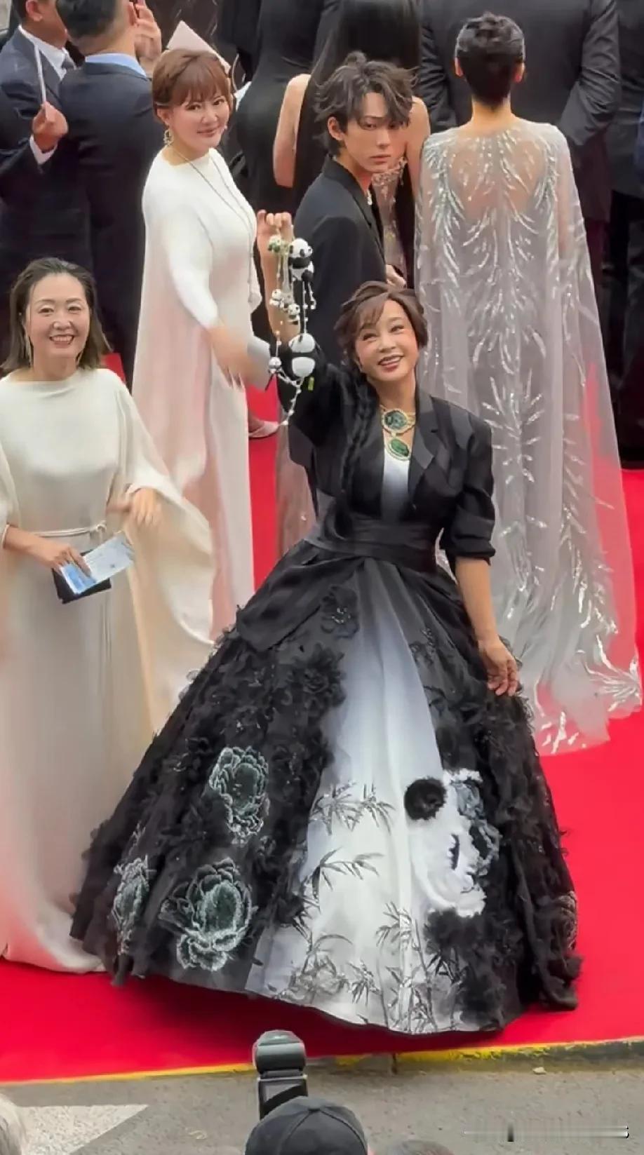 刘晓庆的身上始终散发着令人惊叹的魅力，活力充沛且气场强大，一头秀发更是增添了她的