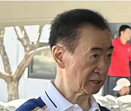 王健林这些年的变化肉眼可见，岁月在他身上留下了清晰的痕迹，早已不是当年在舞台上从