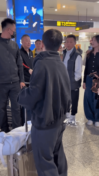 莎莎在重庆机场，看到了马琳和德华，莎莎和德华聊了一下。重庆冠军赛的比赛即将开