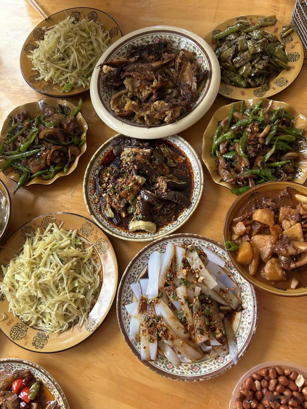 一大桌好丰富～四川Day3中餐好美味的中餐呢，老板每天都安排得很美味，还有姐妹爸