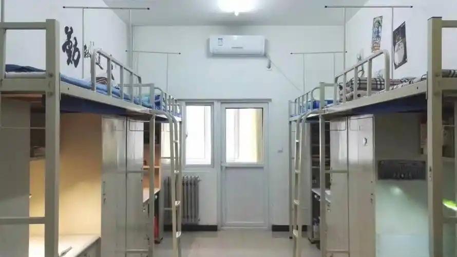 湖南，一男子是职业技术学院学生。他发现，他宿舍空调收使用维护费。4人间85元/人