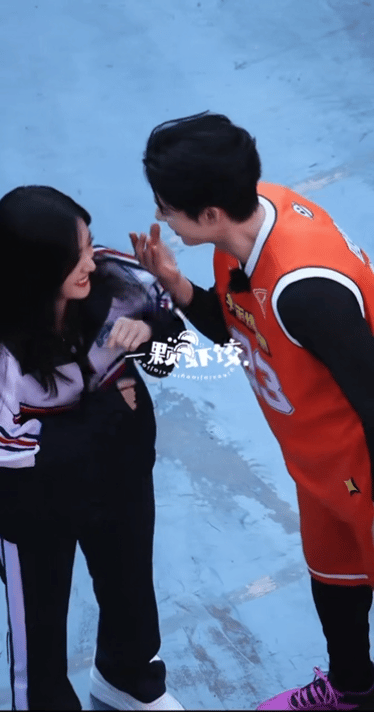 沈月现身王鹤棣家炸串店棣棣和月子真的太让人喜欢了！颜值与魅力双双在线，同框氛围感