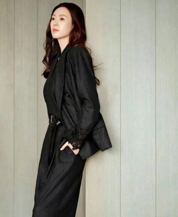 童瑶气质微卷发配西装款套装，真气质有范儿啊