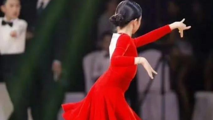 孙俪女儿英国拉丁舞夺冠!邓超激动落泪,网友:这才是真正的
