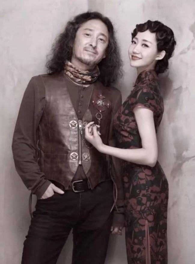 结婚八年，没房没车，家里的“门面”似乎全靠三宝老师那首《暗香》撑着。万千