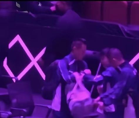 德华叔真的太好了，孙颖莎赛后收拾东西时，他一直耐心安静地在旁边等候，看到莎莎走过