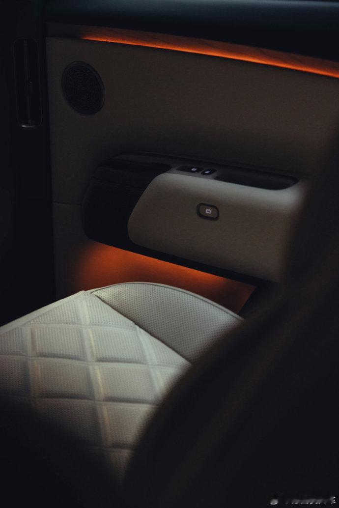 克制，纯粹，偏向于冷淡风，这个之前是蔚来在设计上的追求。当我看到理想L9liv