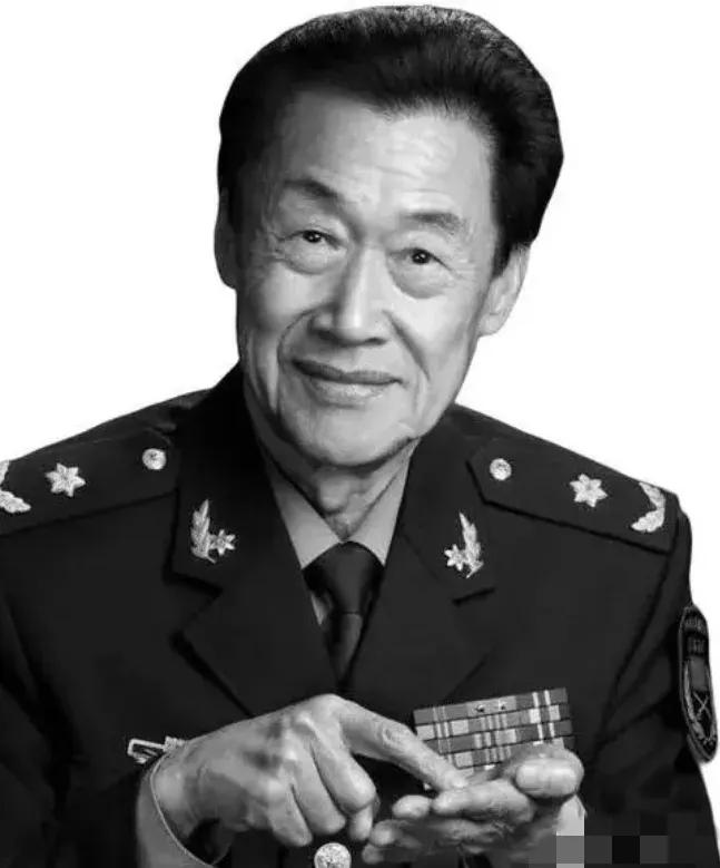 2003年，杨利伟乘坐神5首次飞入太空。有人立刻跑到钱学森家里。谁知，钱老却问：