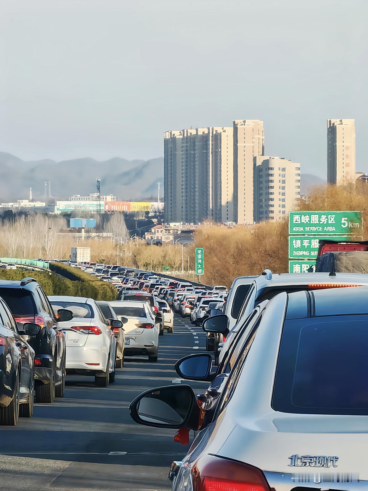 大年初五的高速公路早已被返程的车流堵成了长龙以前打工“不出十五不出门”