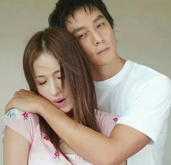 这个时候的萧亚轩还没割双眼皮，据说这个眼妆是造型师用了三个小时化出来的。