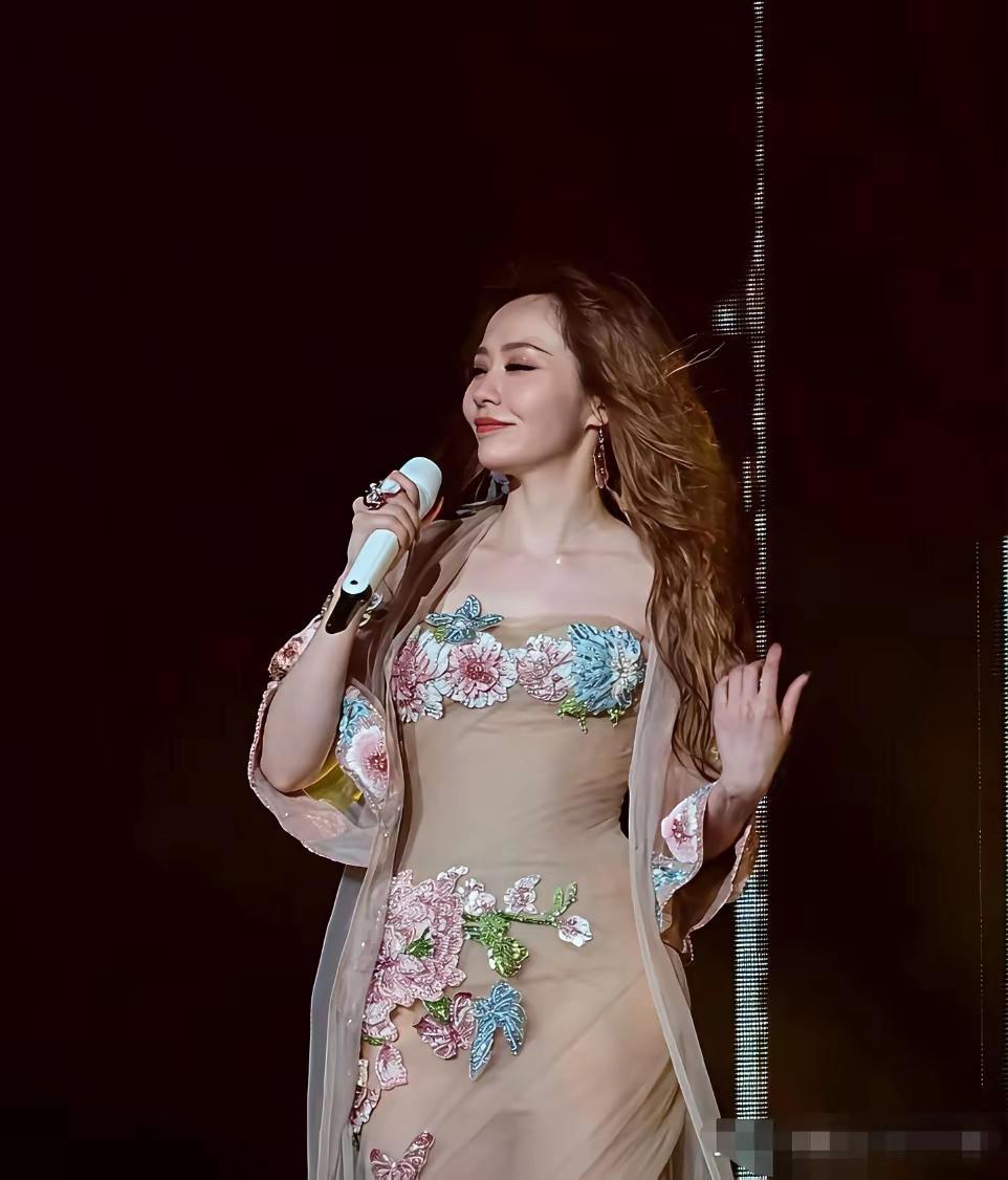 张靓颖，你这是打算走性感路线了吗？如此秀身材，谁能扛得住啊！不得不承认，张靓颖