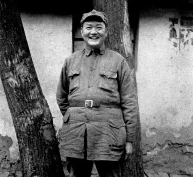 1939年，罗炳辉带领第五支队成功伏击日军，打扫战场时，罗炳辉一把将站立在一旁的