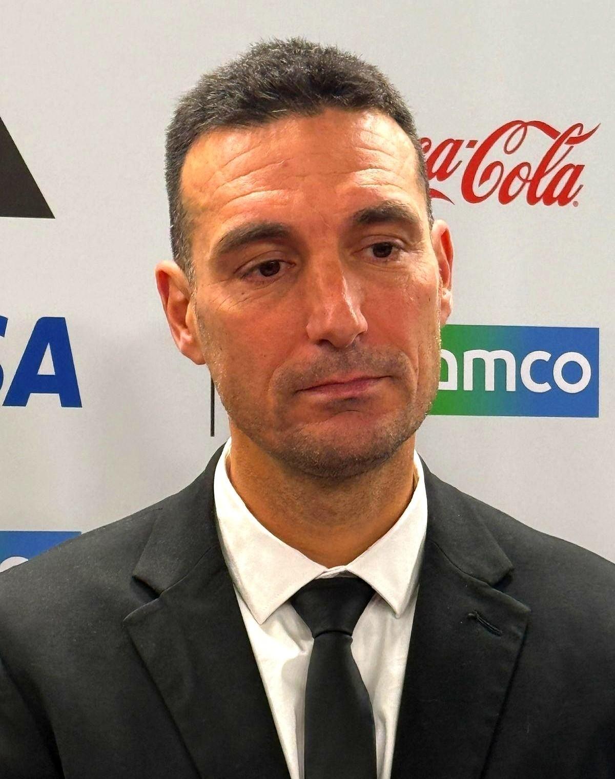 夺冠第300天，斯卡洛尼还在做一件事：把友谊赛，踢成欧冠决赛。世界杯奖杯锁进柜