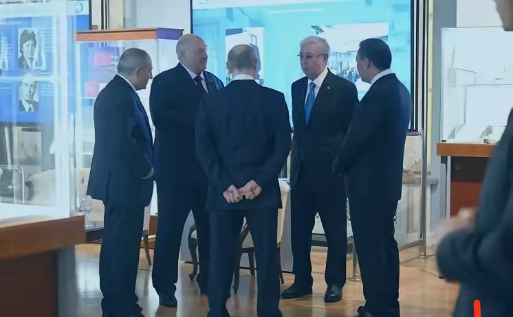 12月22日，普京背手而立，与刚从日本赶来的哈萨克斯坦总统、吉尔吉斯斯坦总统聊得