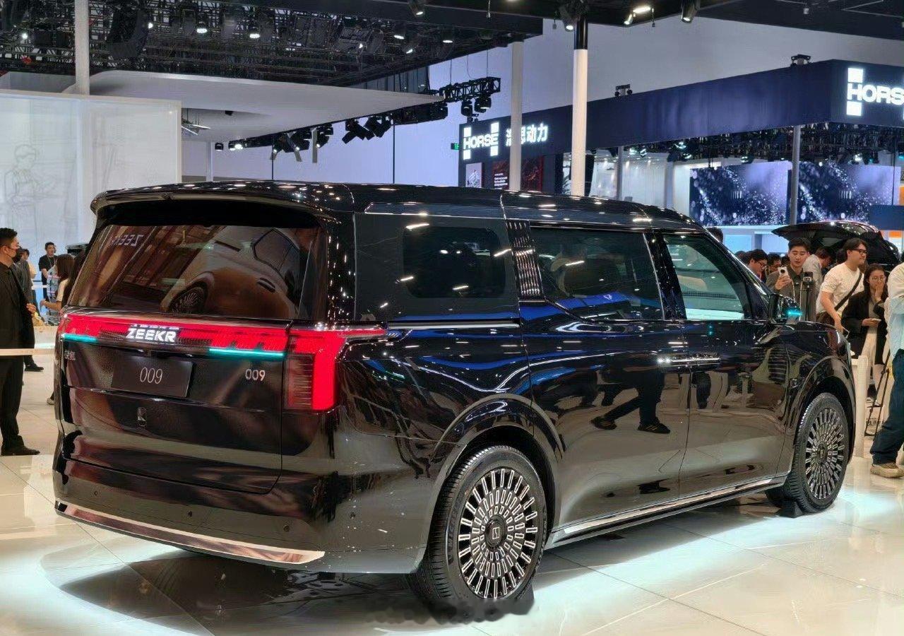 焕新极氪009新一代旗舰MPV焕新极氪009正式亮相并开启预售。推出三大配置版