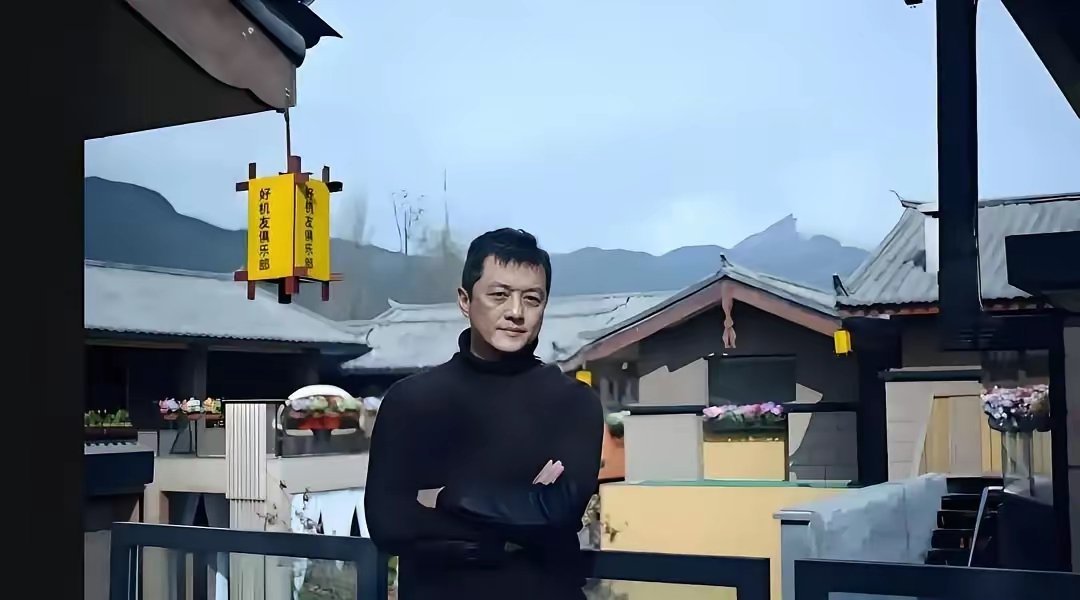 我也一直以为李亚鹏那个砸了35亿的雪山小镇彻底黄了，网上说的有鼻子有眼的结果前两