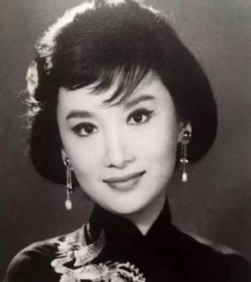 1960年，香港演员夏梦在长影，与长影的演员合影。图片中夏梦个子最高，夏梦旁边是