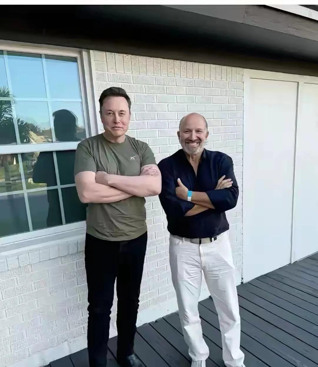 马斯克与卢特尼克罕见在墙边同框现身。卢特尼克现任美国商务部长，他堪称马斯克的“忠