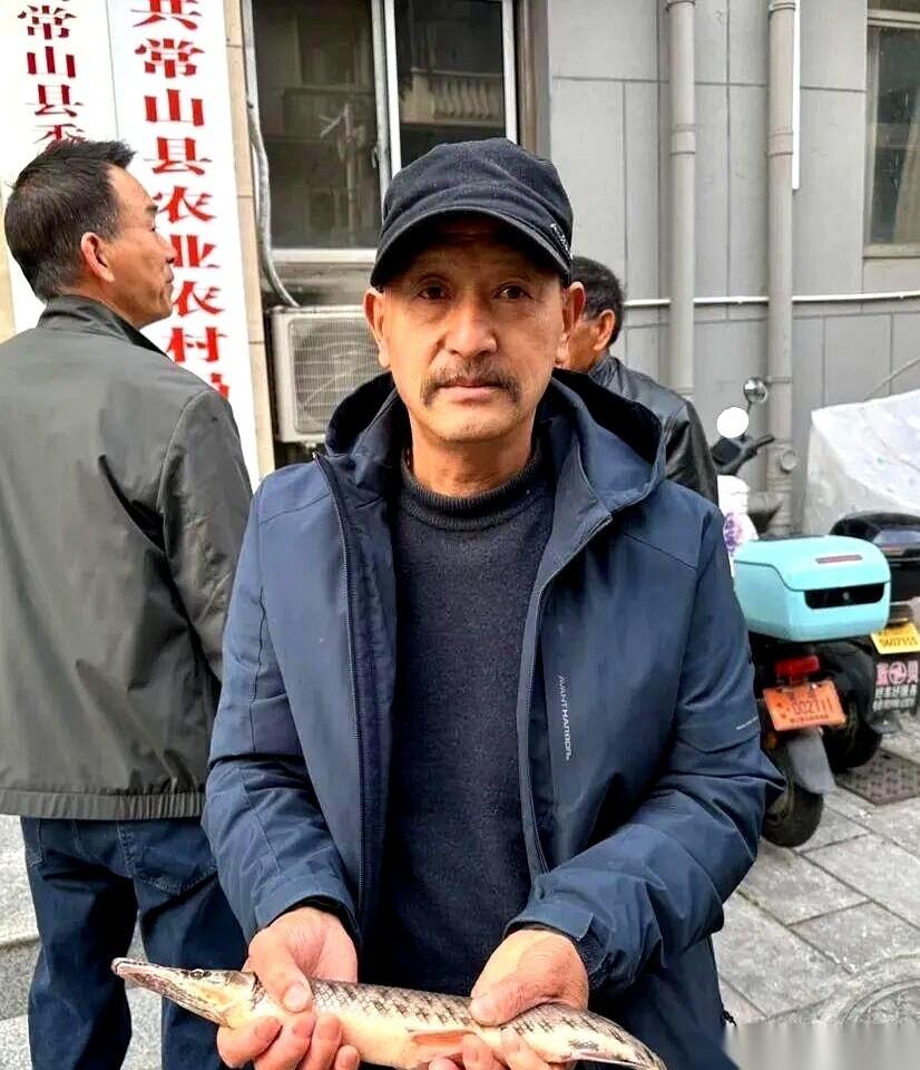 “一口咬碎钢铁”的史前巨兽，竟缠在废丝网里，衢州人钱根喜在河边散步，眼珠子差点瞪