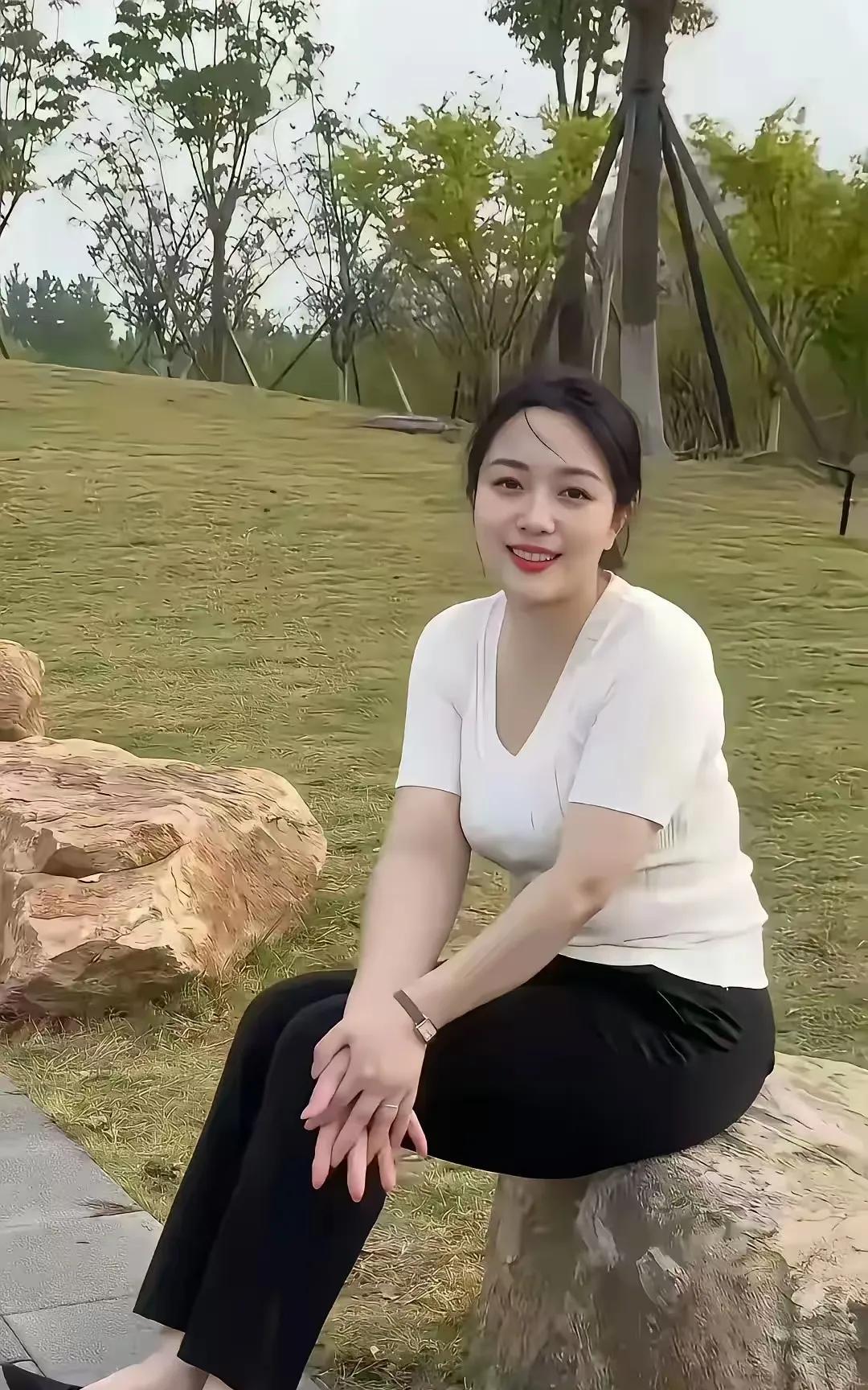 绮影闲思翠幕摇金映夕晖，罗衣浅淡倚栏时。荷姿柳态融云韵，绮梦深镌岁月纹。