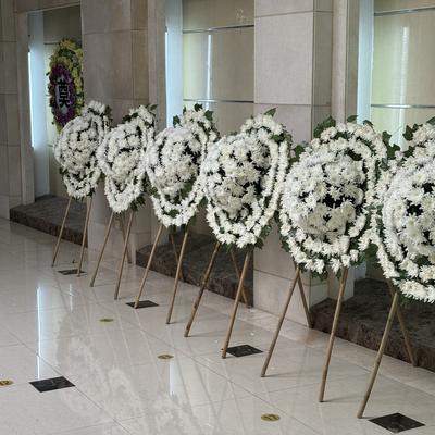 一位火葬场工作人员说：“人死后，一是要火化，二是火化后，不要领骨灰，让火葬厂处理