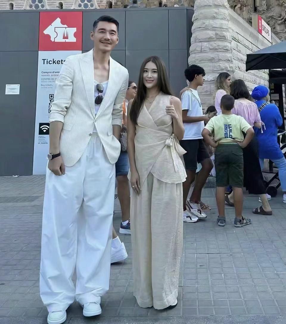 天啊，惊呆了，原来他本人个子这么高啊！不愧是模特出身，居然比女模特高出那么多！