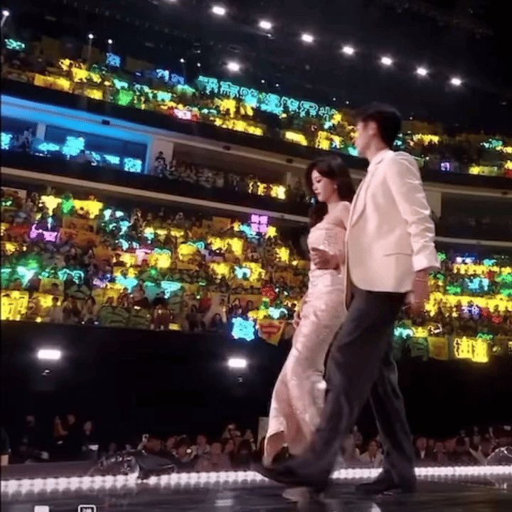 看到孟子义摔倒台上的丞磊和台下的丁禹兮反应好快丁禹兮隔空扶孟子义孟子义摔了