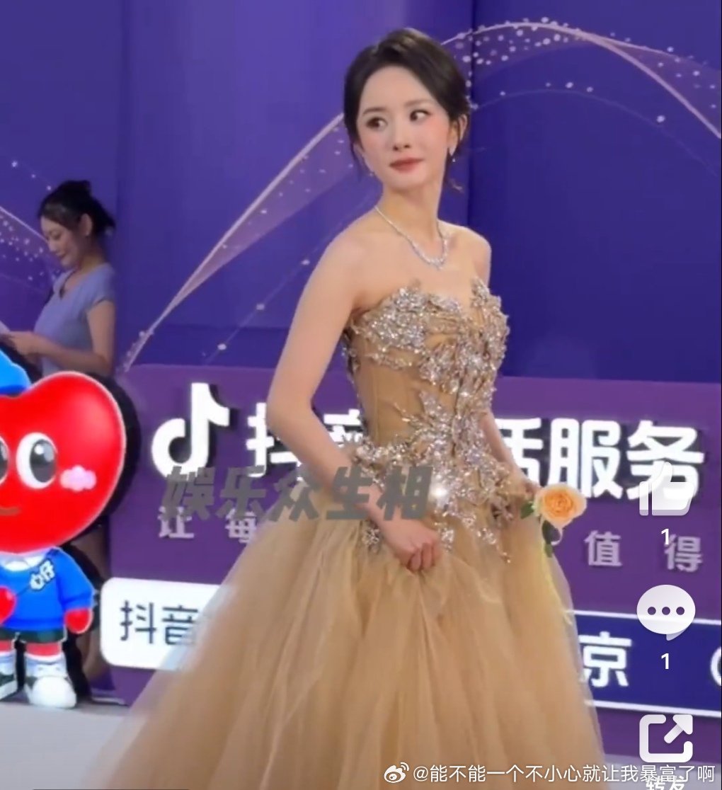 身材真好这条裙子胸前其实很闪啊