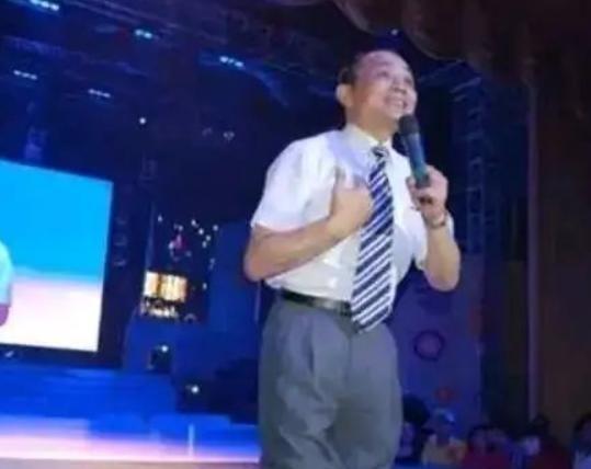 1993年，尧建云带着1000万在公海豪赌，在赌桌上，尧建云故技重施出“老千”，