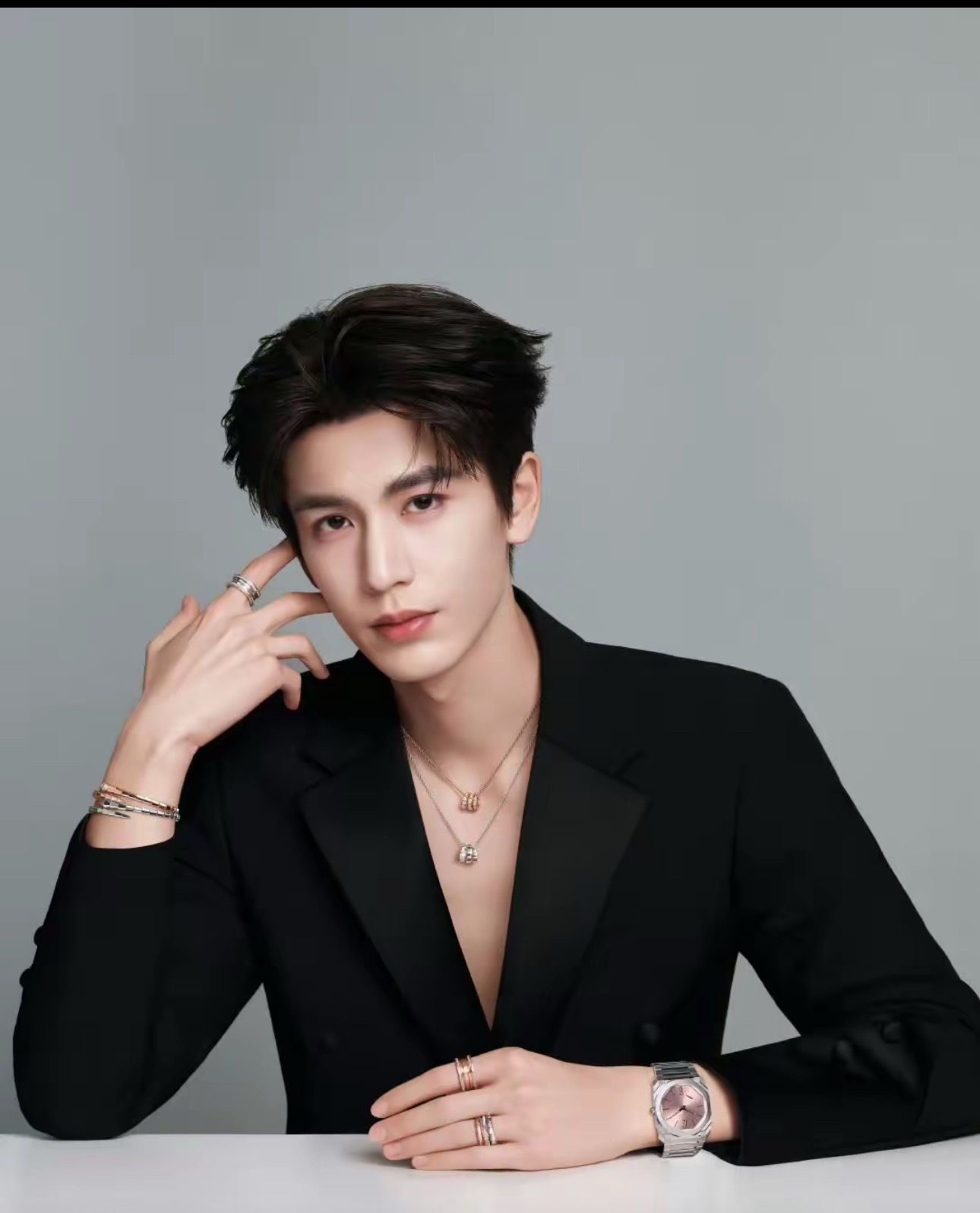 张凌赫应该是升咖最快的95生了吧，哪怕是势头正猛的王鹤棣，当初拍完《流星花园》后