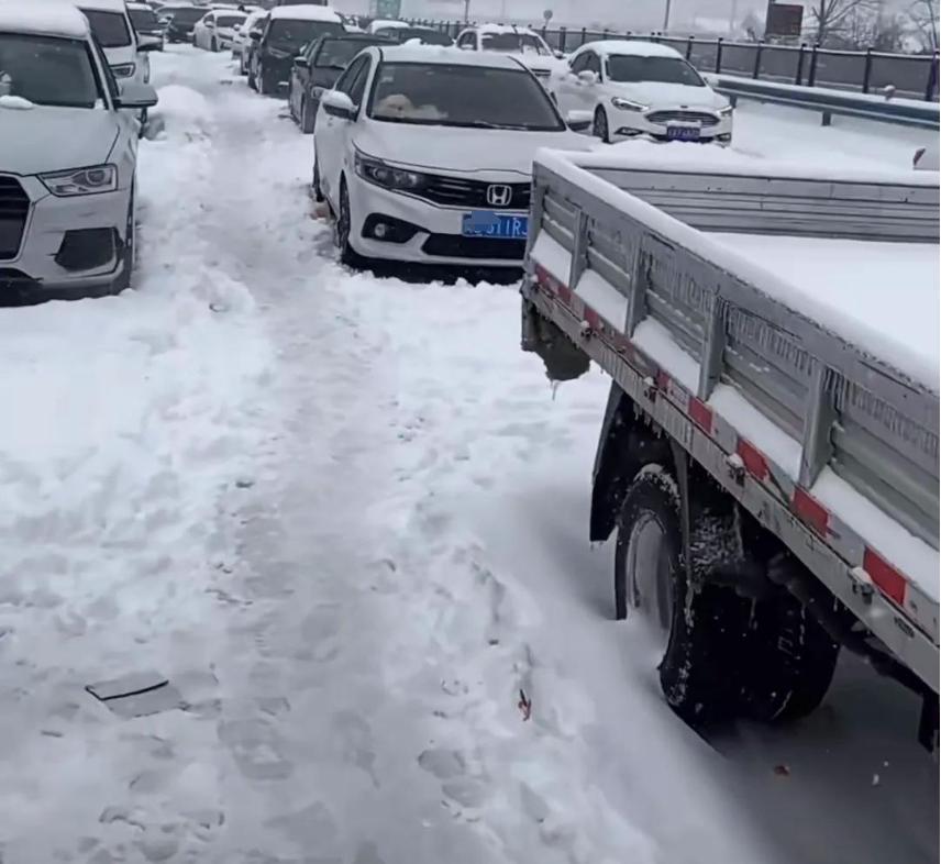 河南被大雪“速冻”，春运归途受困，归心似箭却举步维艰！2025年1月23日起，