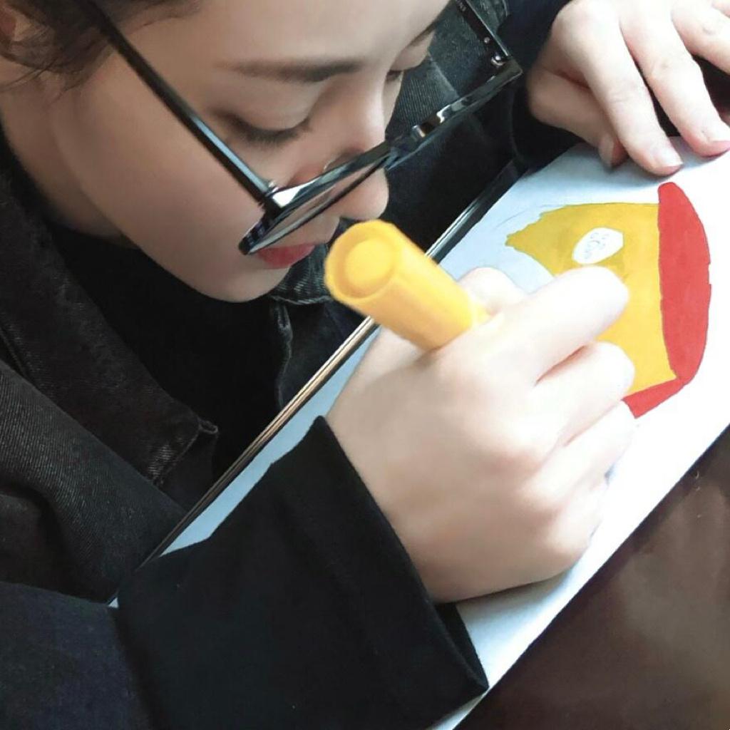 安静画画的迪丽热巴她近视多少度啊？​​​