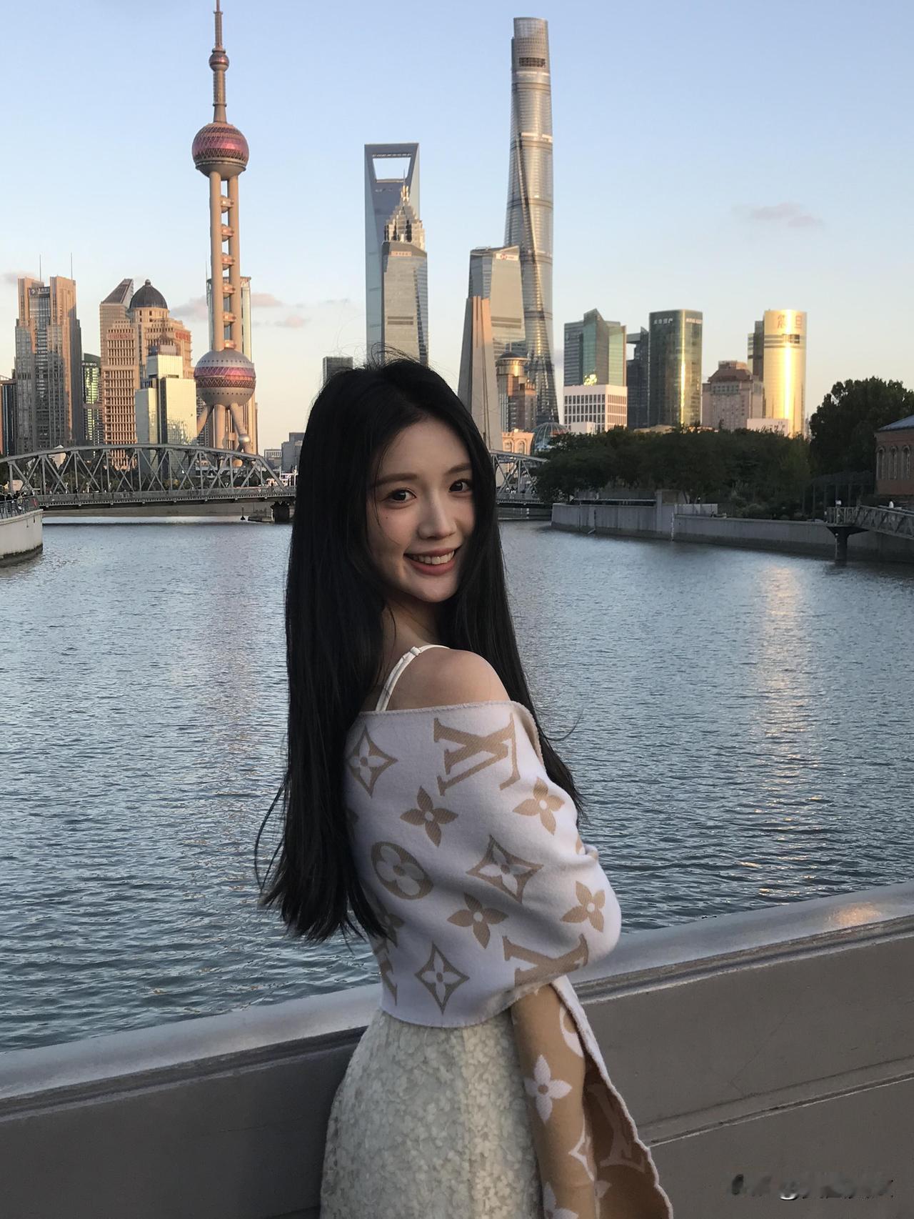 上海外滩夜景，少女与东方明珠的浪漫邂逅