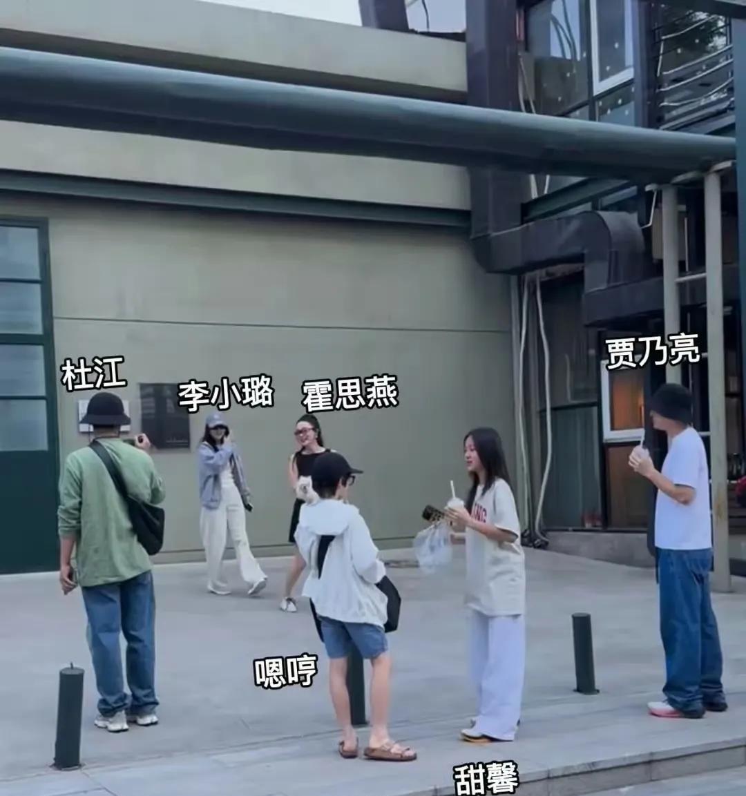 贾乃亮冲上热搜！5月3日晚，贾乃亮突然冲上了热搜，只因为有网友拍到贾乃亮和李小