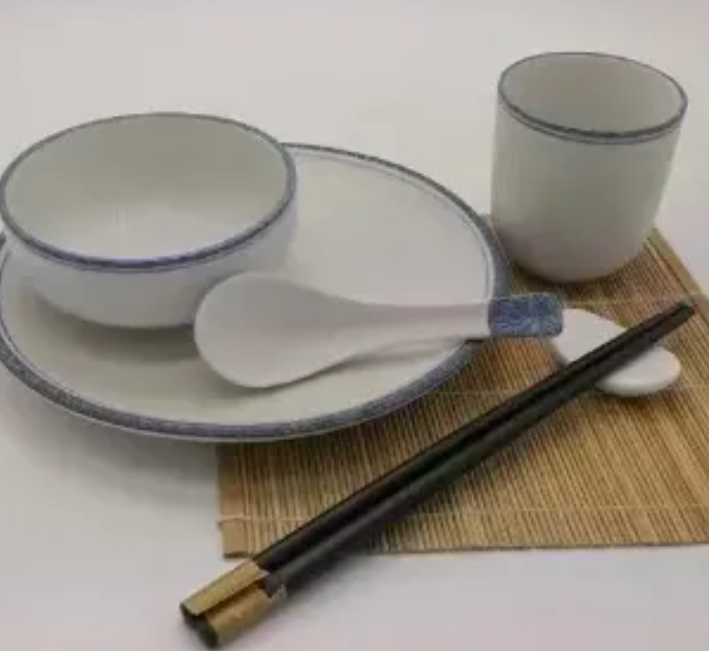 一位爷爷带孙子去饭店吃饭，孙子调皮，把饭店一套餐具打碎了。服务员过来很客气的说，