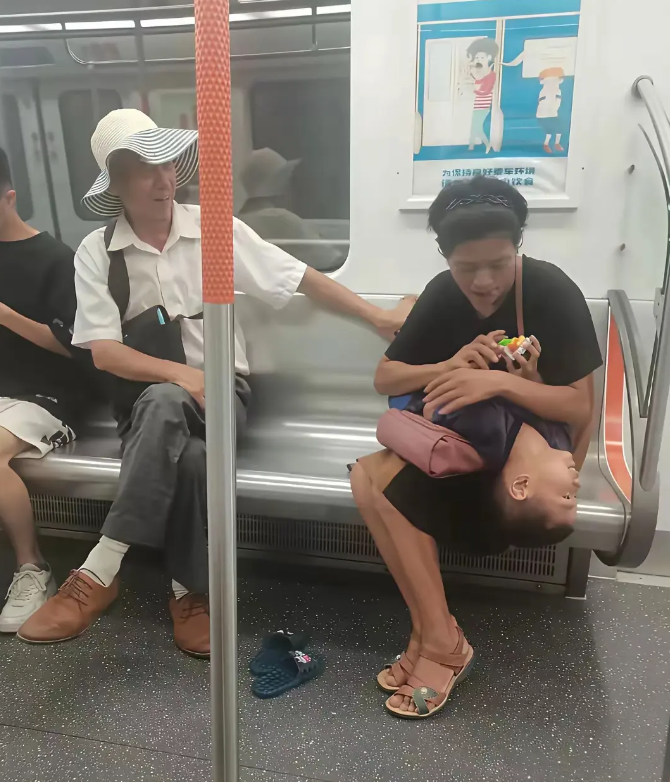 坐地铁看到的一幕，这是啥情况呢？