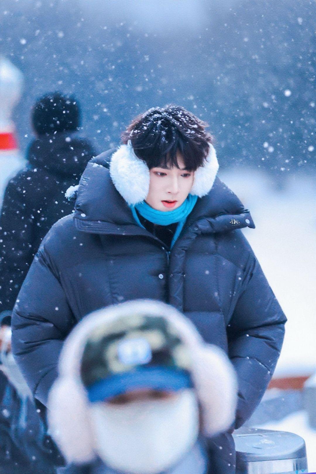 刘耀文滑雪新姿势刘耀文潇洒转身稳稳刹停刘耀文滑雪新姿势，刘耀文潇洒转身稳稳刹