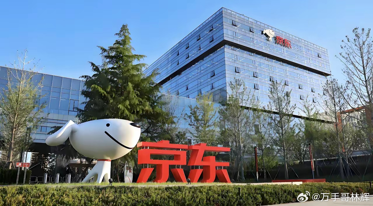 京东刚发了2025年财报，用“惨不忍睹”形容毫不为过。全年销售额1.3091万亿