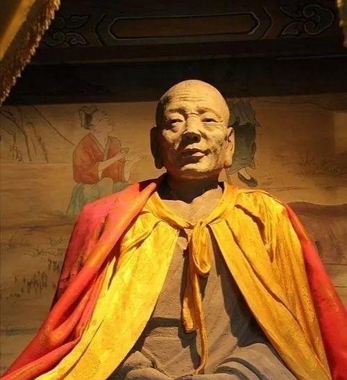 1996年，山西一村民在打扫寺庙的时候，靠着一个佛像睡着了，当他醒来以后发现佛像