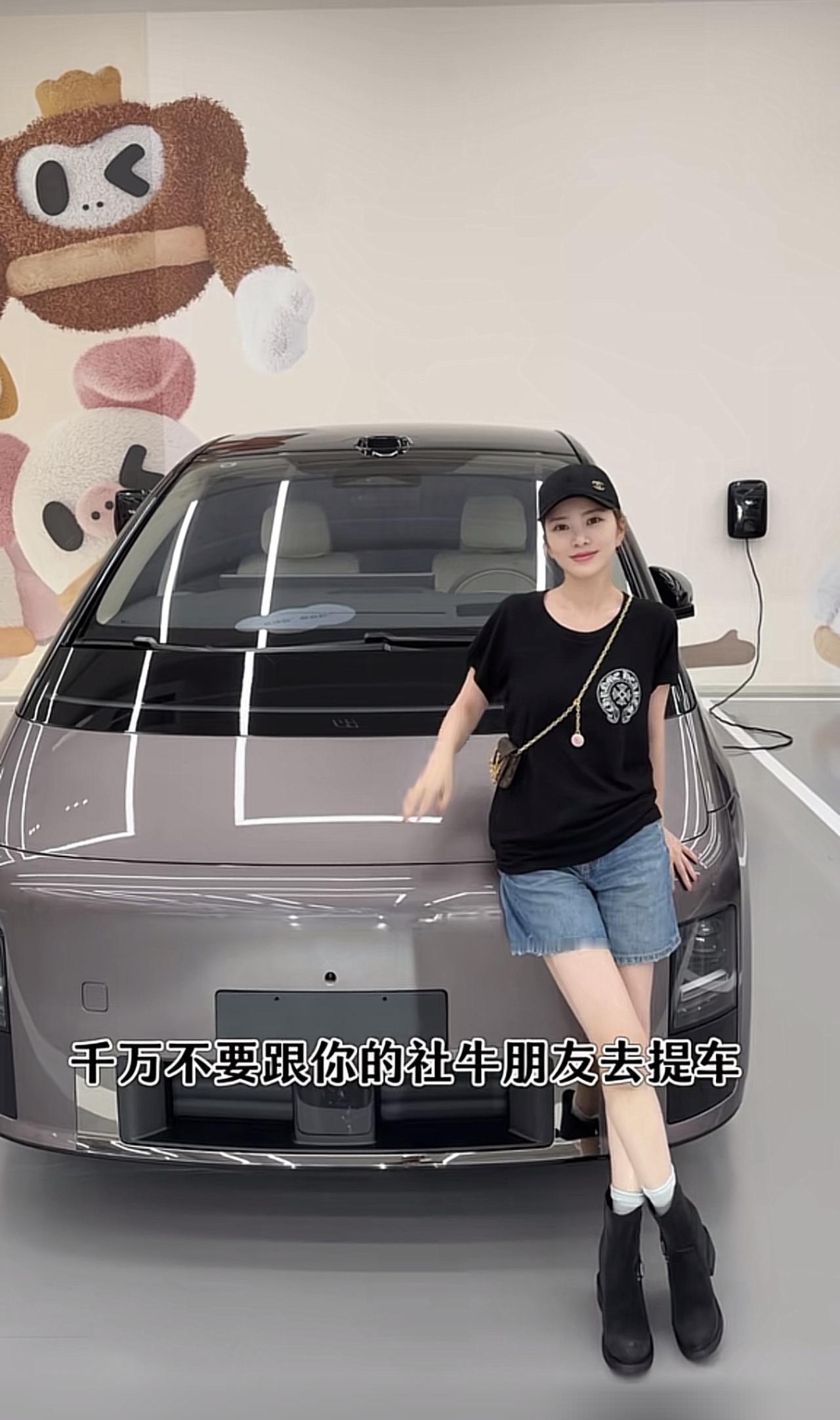 演员杜淳老婆、38岁王灿提车了，买了一辆50万的新能源电车，晒提车现场笑的很开心