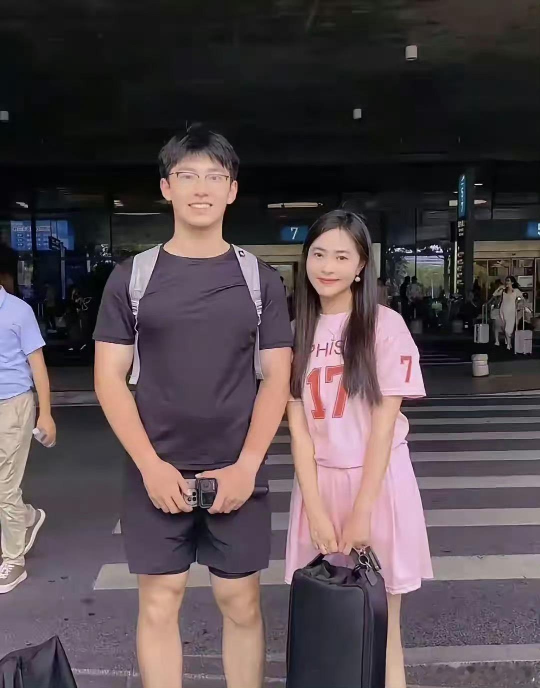 这真的是母子合照吗？照片里的妈妈竟这般年轻，看起来像情侣​​​