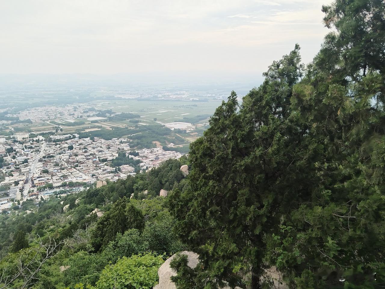 登峄山小记行走鲁南大地，济宁、枣庄一带的山野最是别致。这里少见连
