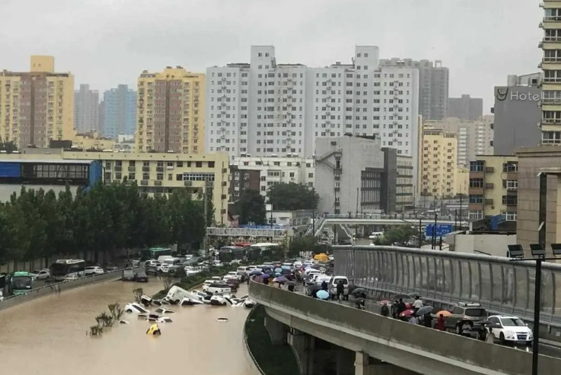 郑州出现城市内涝的重要因素是京广陇海两条铁路干线在市中心交汇，连接东西交通靠几条
