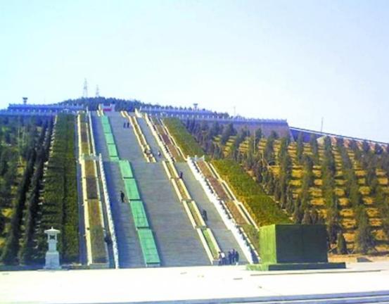 2011年，修建了两年的华国锋陵墓终于竣工了，事后一统计，一共花费了1200多万