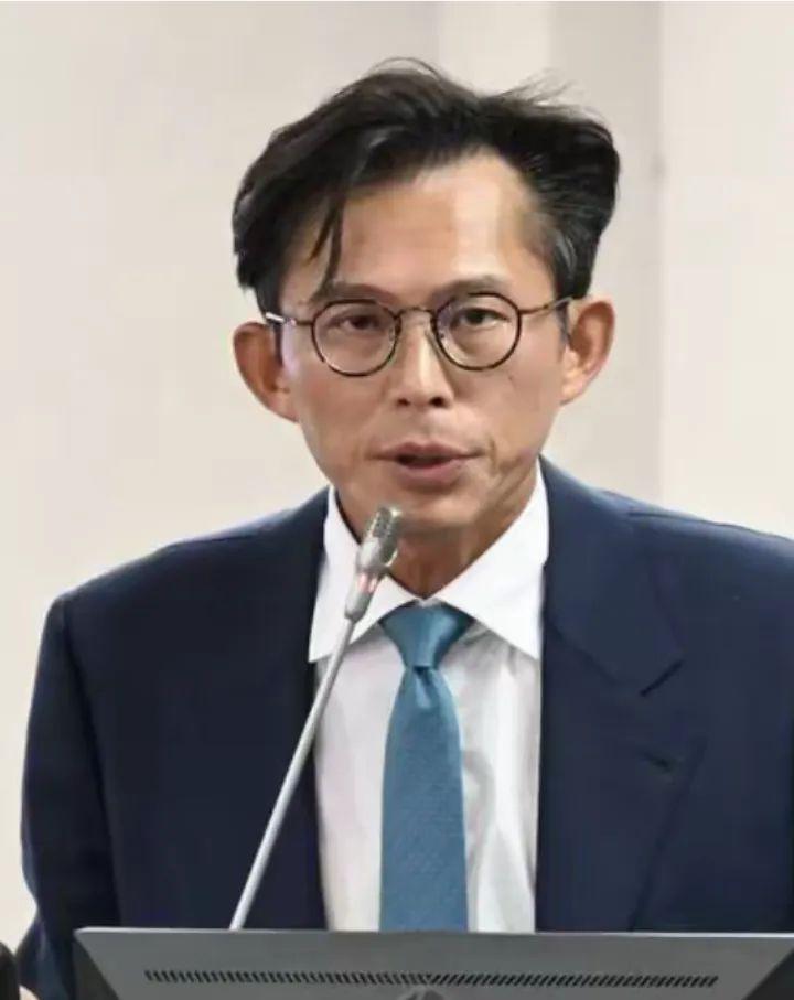 黄国昌人设彻底崩了，民众党也差不多崩了，毕竟发言人李有宜、民众党创党党员朱蕙蓉前